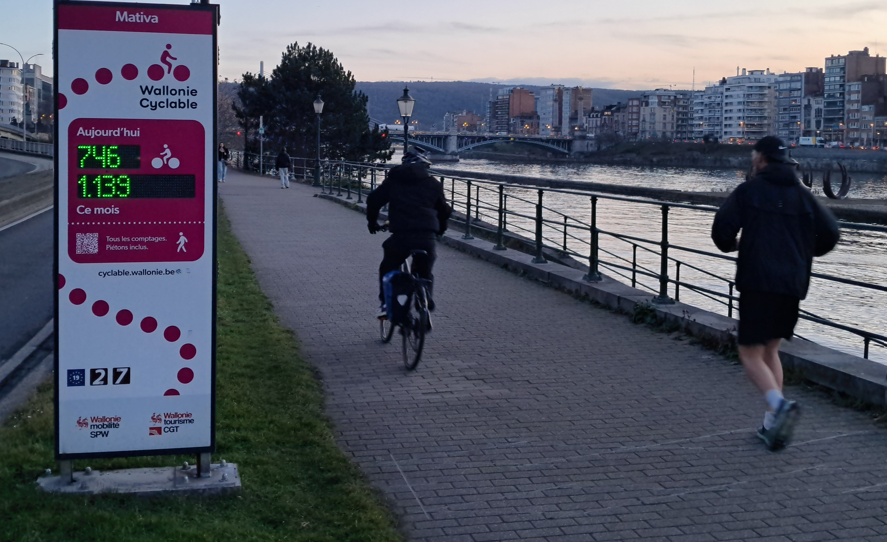 Compteur cyclo-piéton avec afficheur (Quai Mativa, Liège)